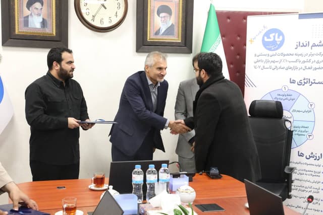 تقدیر از بسیجیان فعال شرکت‌های گروه سینا هم‌زمان با هفته بسیج + تصاویر